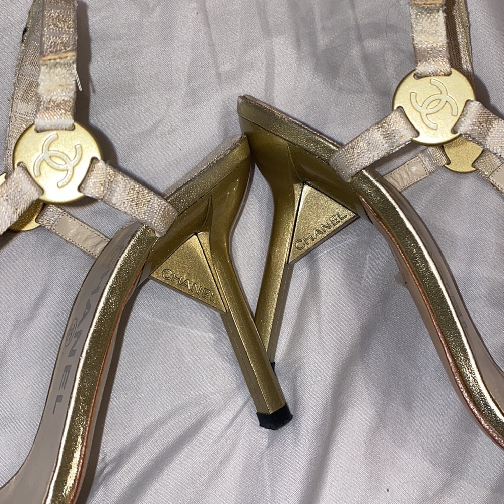 Chanel gold and white shoes size 7. 4” heels. Logo With adjustable strap in back - Picture 4 of 8
